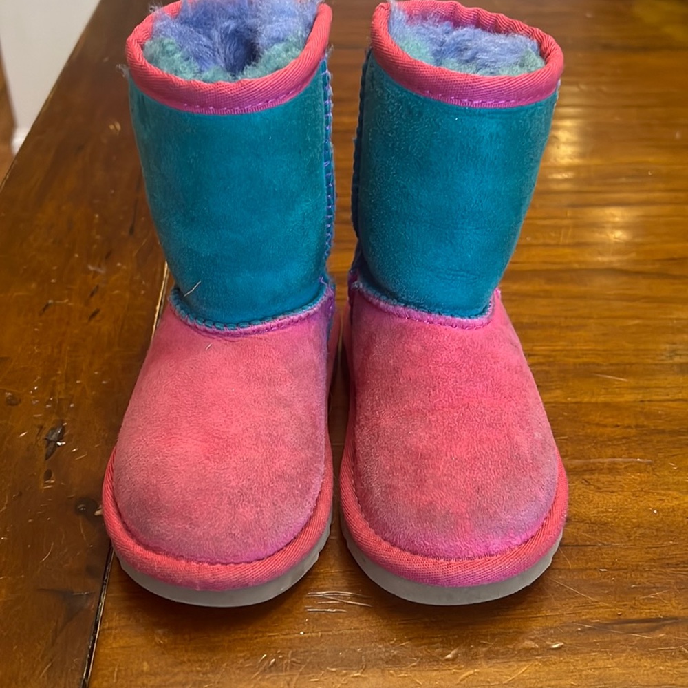 Selling a pair of slightly used todder Uggs sz 8